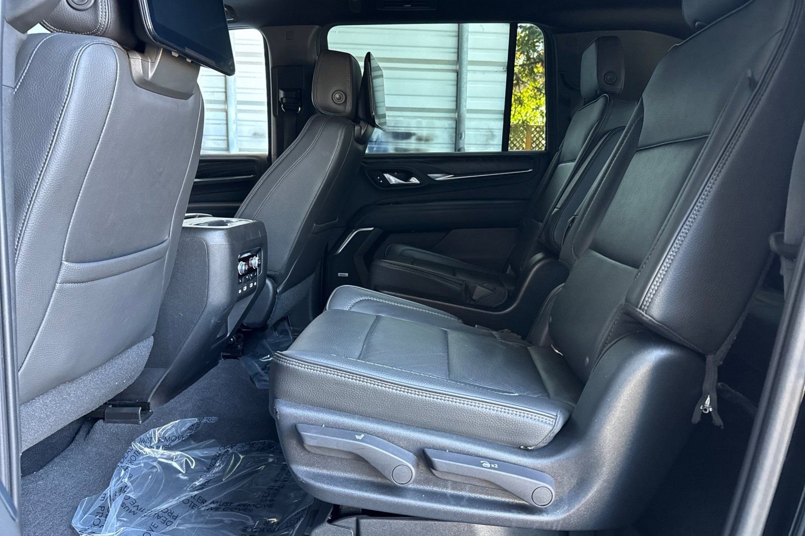 Used 2021 GMC Yukon XL Denali w/ Denali Premium Package image 12