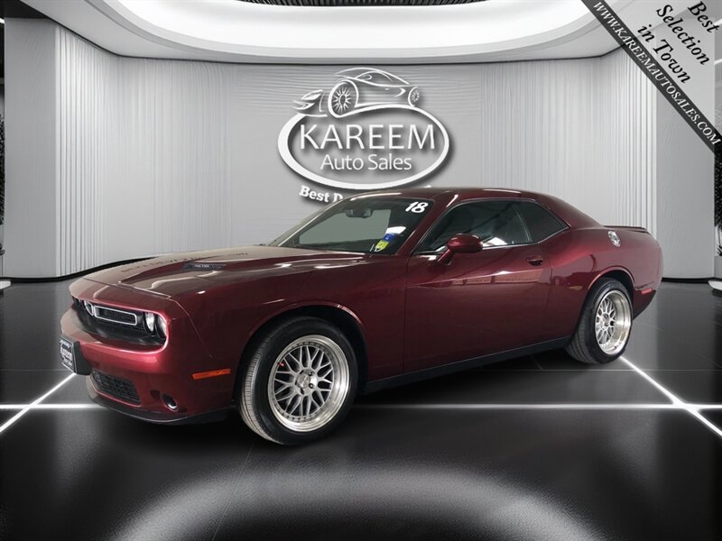 Used 2018 Dodge Challenger SXT image 1