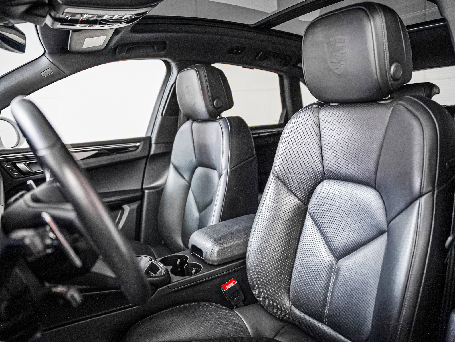 Certified 2023 Porsche Macan image 5