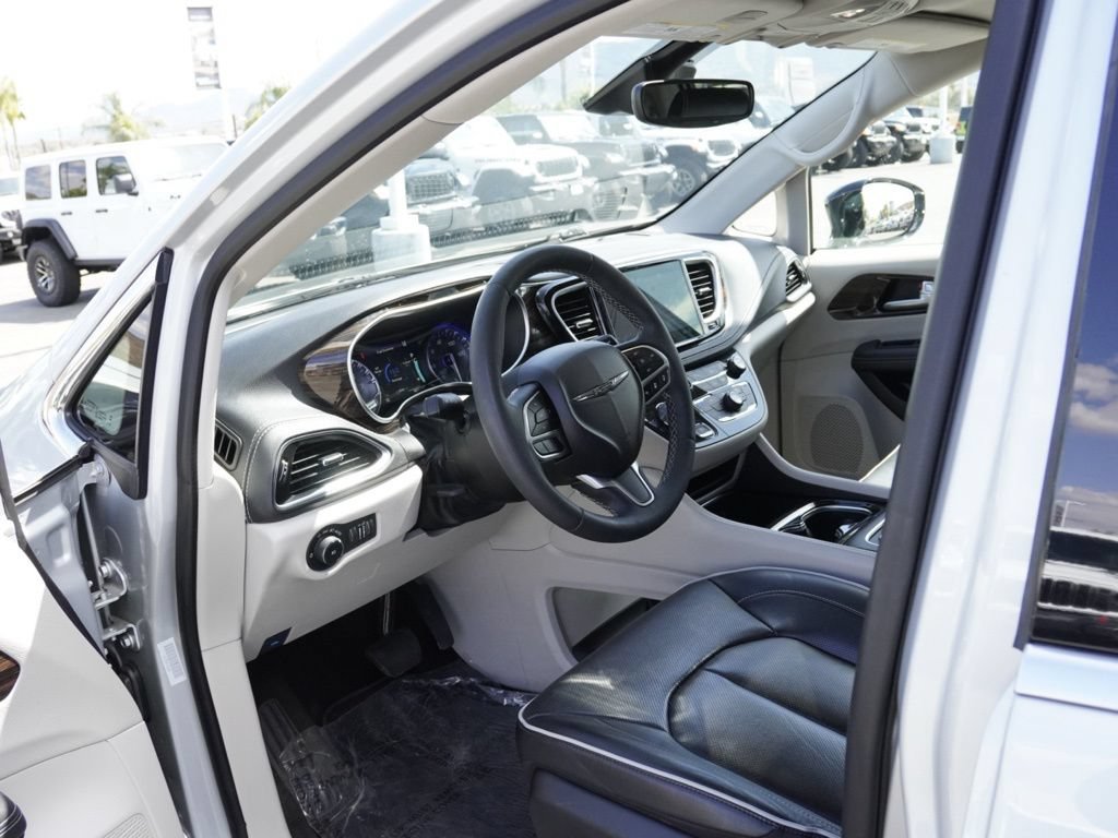 Used 2024 Chrysler Pacifica Limited FWD image 21