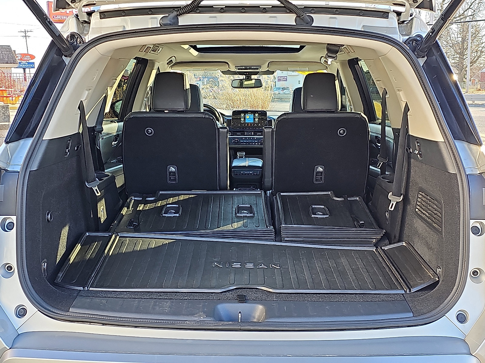 Used 2022 Nissan Pathfinder Platinum w/ Cargo Package image 32