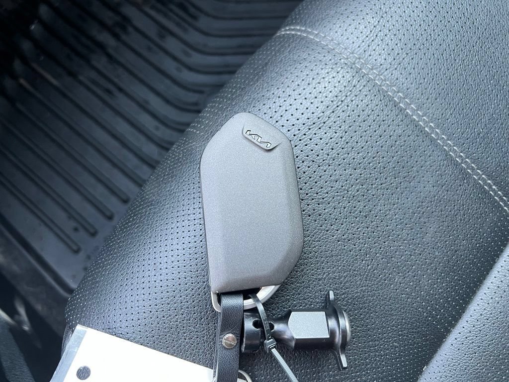 Used 2025 Kia Telluride SX w/ SX Captain's Chair Package AWD/4WD image 32