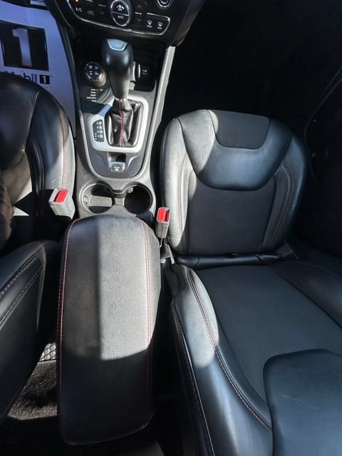 Used 2017 Jeep Cherokee Trailhawk w/ Comfort & Convenience Group AWD/4WD image 19