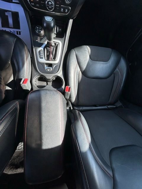 Used 2017 Jeep Cherokee Trailhawk w/ Comfort & Convenience Group AWD/4WD image 19