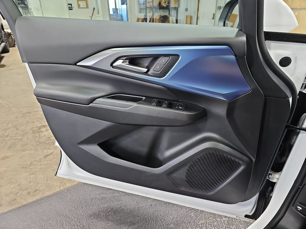 Used 2025 Chevrolet Equinox EV LT w/ LPO, All-Weather Mat Package FWD image 28