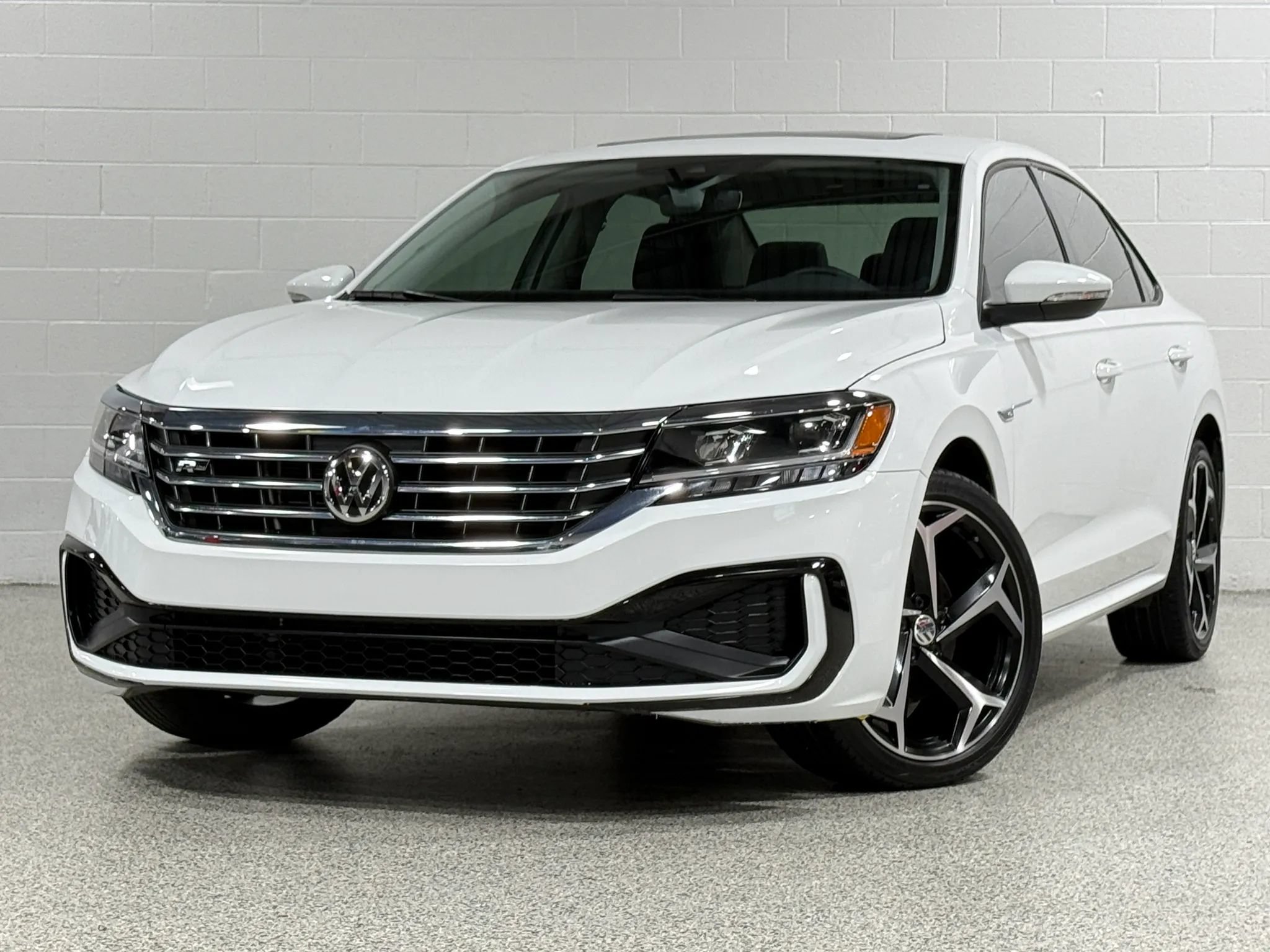 Used 2020 Volkswagen Passat 2.0T R-Line FWD image 2