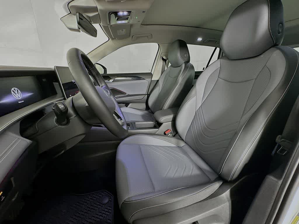 Used 2025 Volkswagen Tiguan SE w/ Panoramic Sunroof Package AWD/4WD image 12