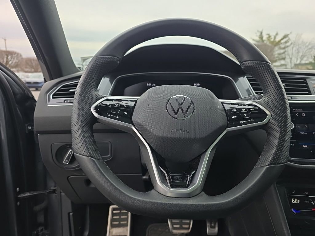 Used 2024 Volkswagen Tiguan SE R-Line image 14