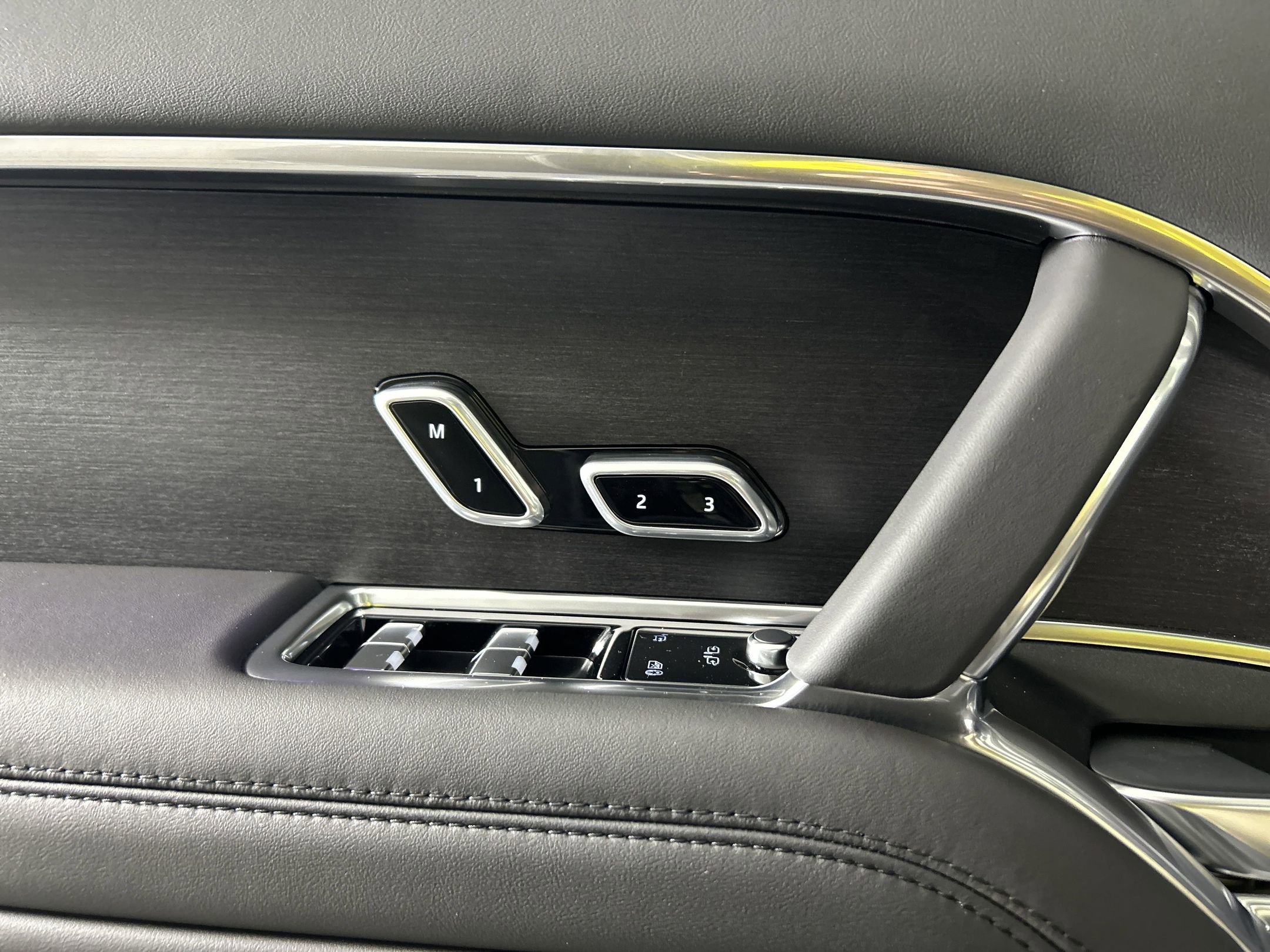 New 2025 Land Rover Range Rover SE image 26