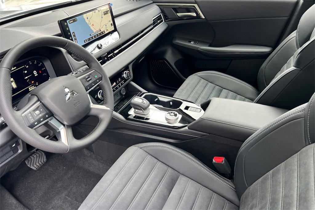 New 2025 Mitsubishi Outlander SE image 8