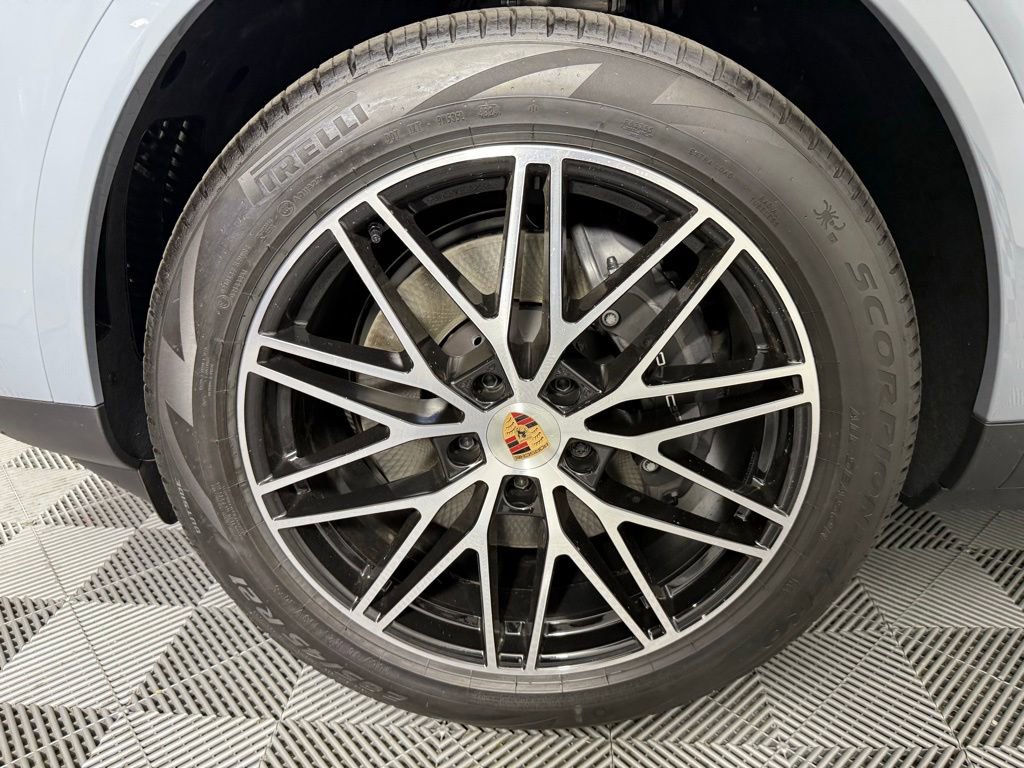 Certified 2025 Porsche Cayenne image 11