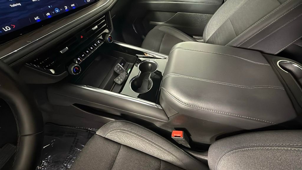 Used 2025 Chevrolet Suburban LS image 26