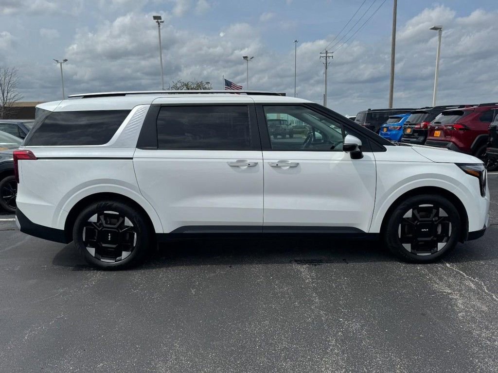 Used 2026 Kia Carnival EX image 2