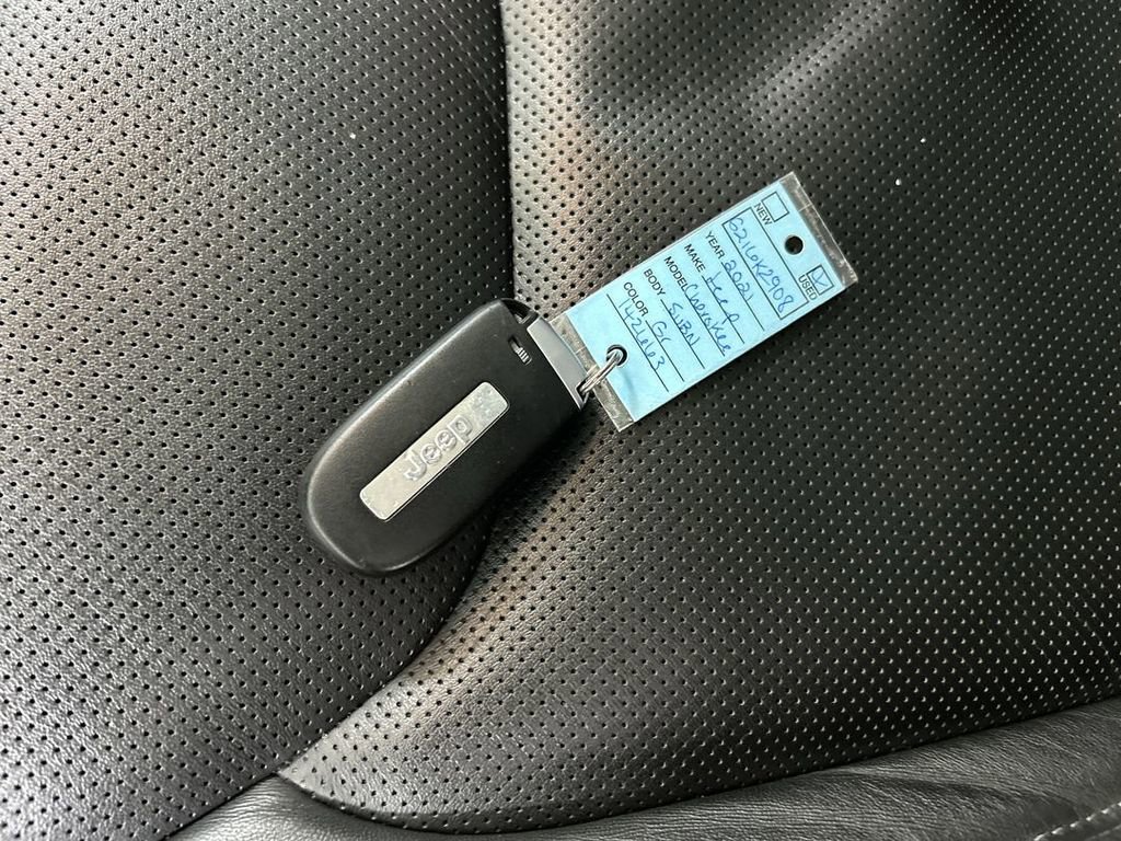 Used 2021 Jeep Cherokee Limited image 12