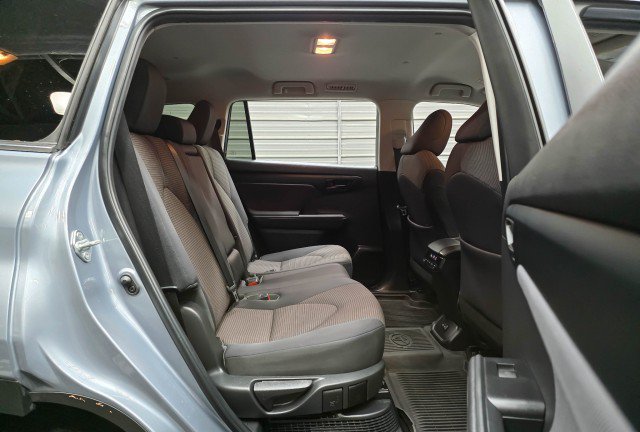 Used 2023 Toyota Highlander LE AWD/4WD image 16