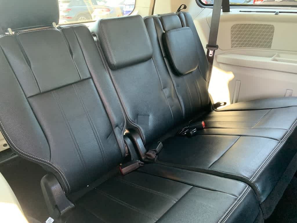Used 2013 Chrysler Town & Country Touring FWD image 15