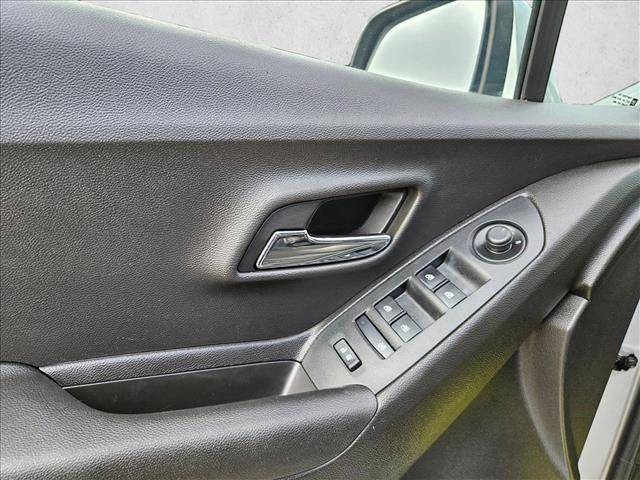 Used 2018 Chevrolet Trax LT w/ LT Convenience Package FWD image 26