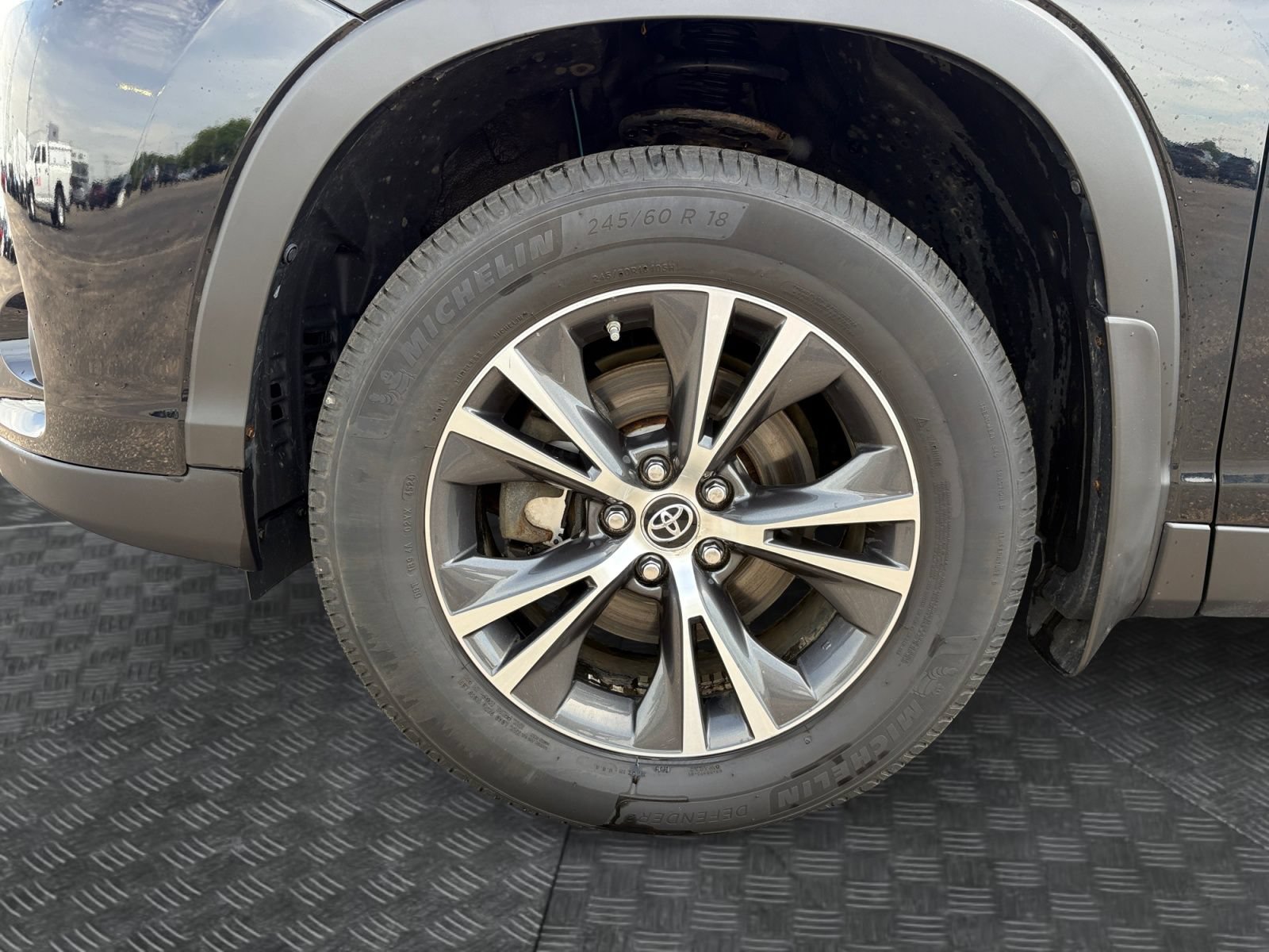 Used 2019 Toyota Highlander LE w/ Carpet Mat Package (TMS) AWD/4WD image 16