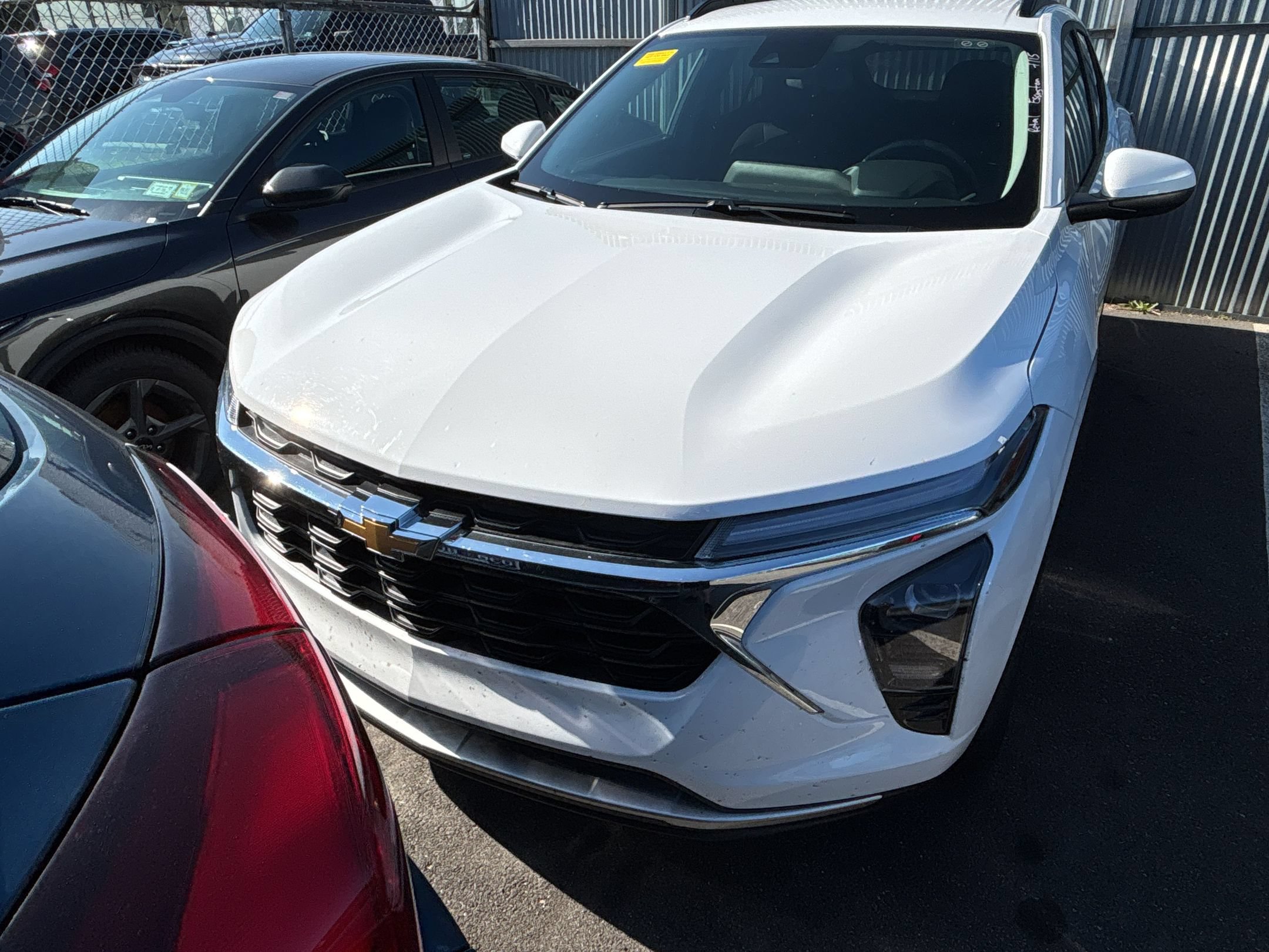 Used 2025 Chevrolet Trax LT w/ LT Convenience Package FWD image 3