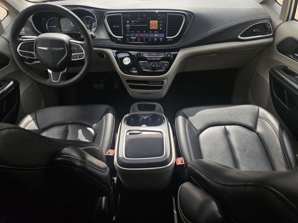 Used 2024 Chrysler Pacifica Select image 32