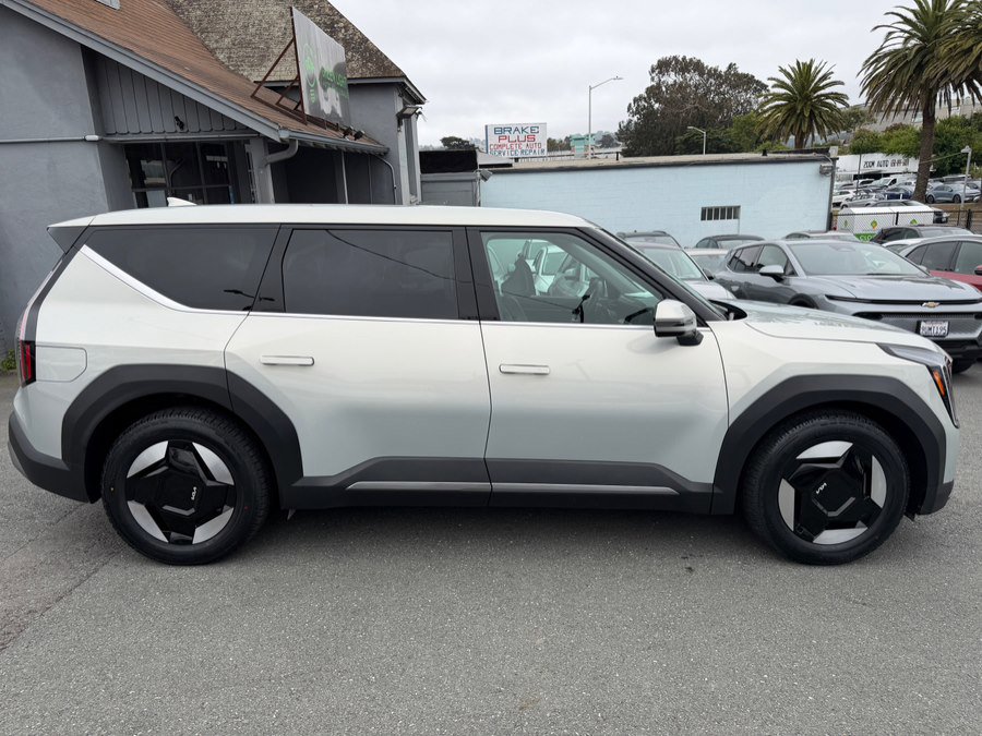 Used 2024 Kia EV9 Light Long Range RWD image 4