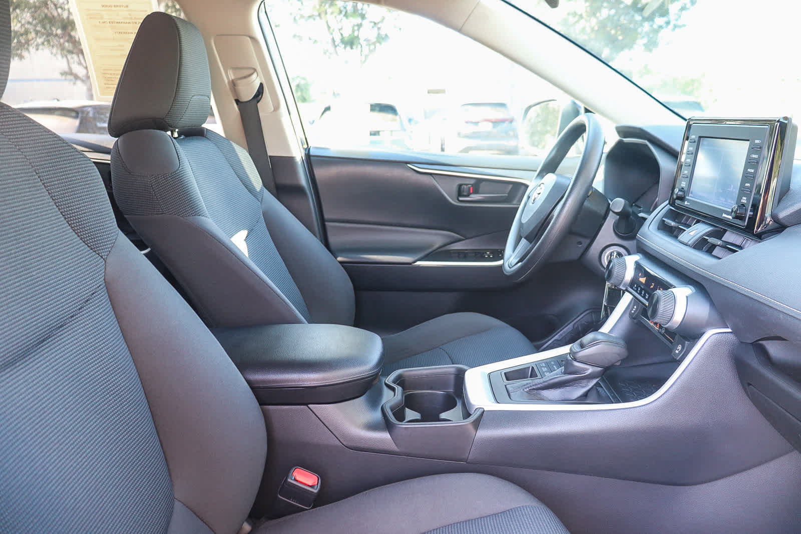 Used 2021 Toyota RAV4 LE AWD/4WD image 16