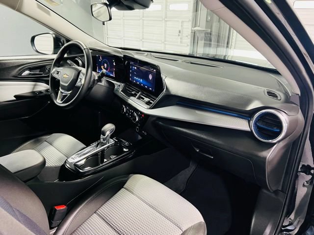 Used 2025 Chevrolet Trax LT w/ LT Convenience Package FWD image 29