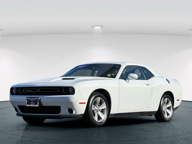 Used 2021 Dodge Challenger SXT image 2