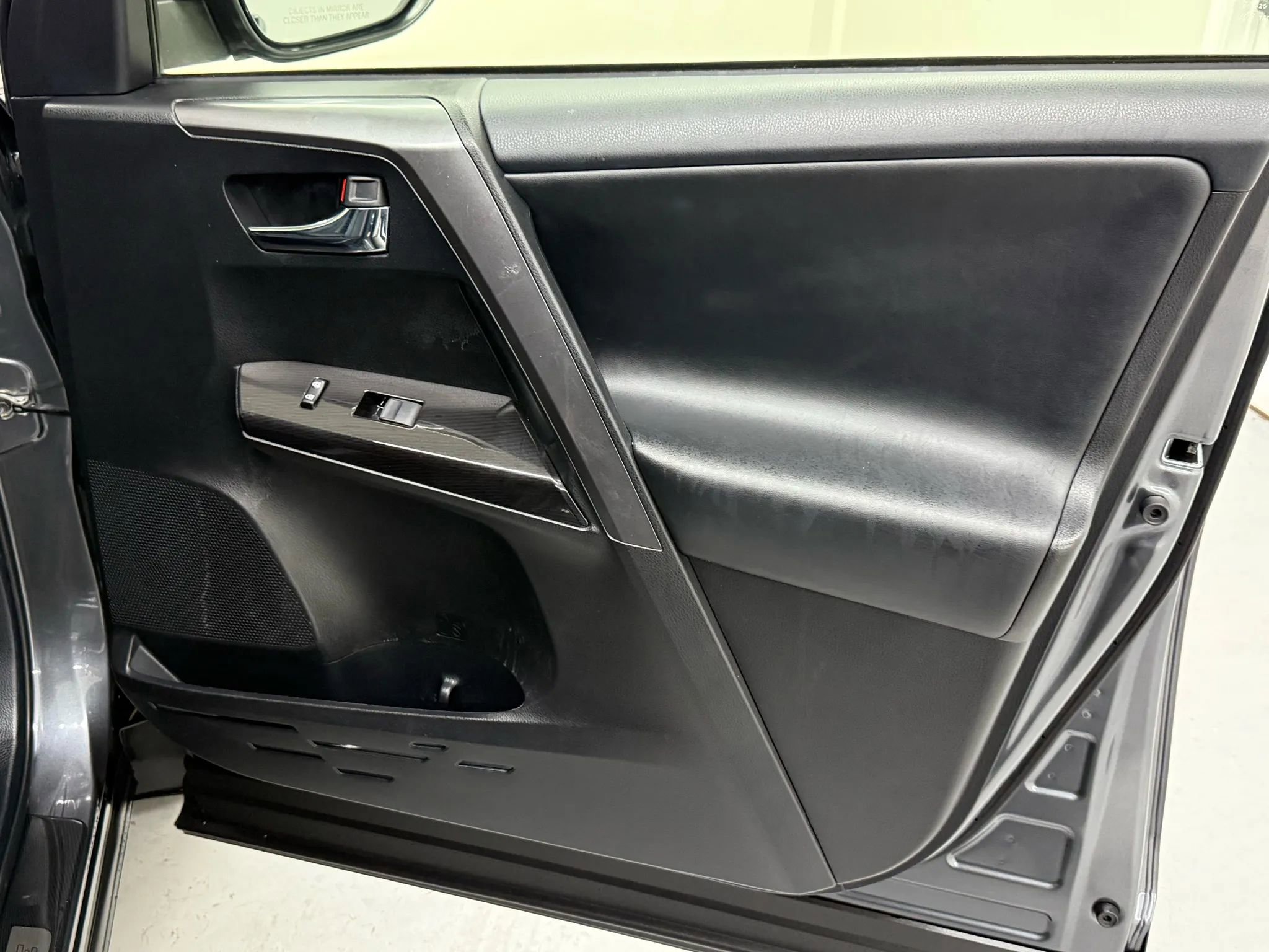 Used 2017 Toyota RAV4 SE w/ Advanced Technology Package image 29