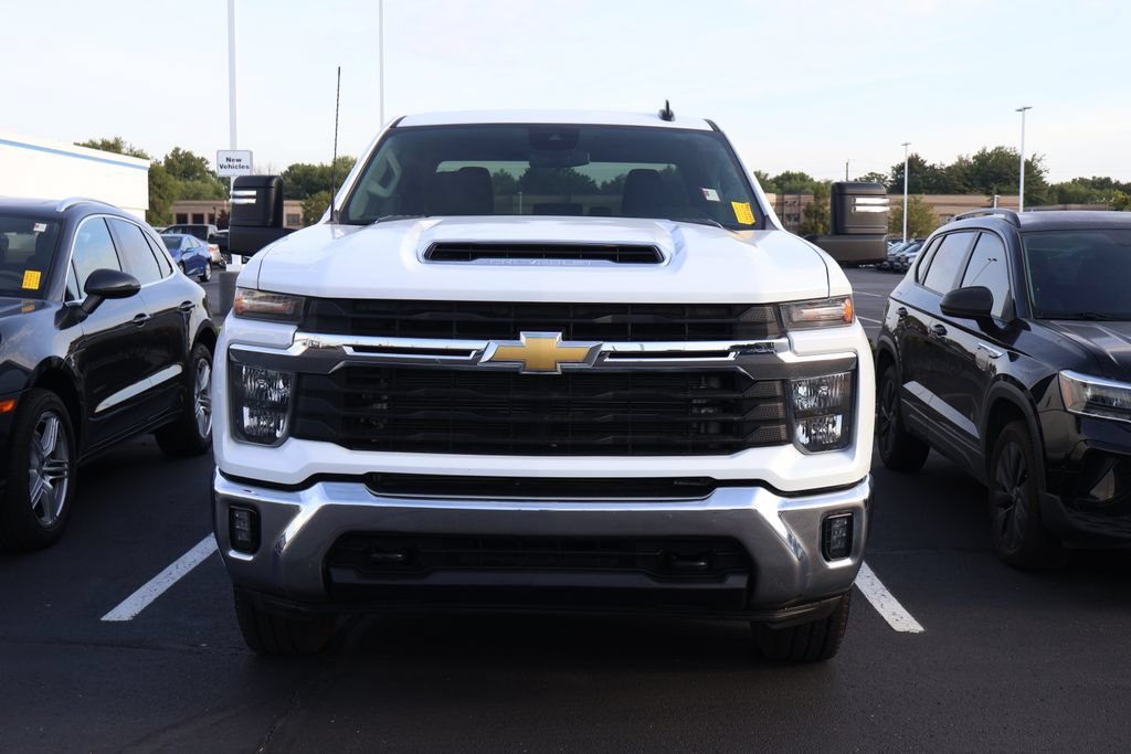 Used 2025 Chevrolet Silverado 2500 LT w/ Convenience Package AWD/4WD image 2