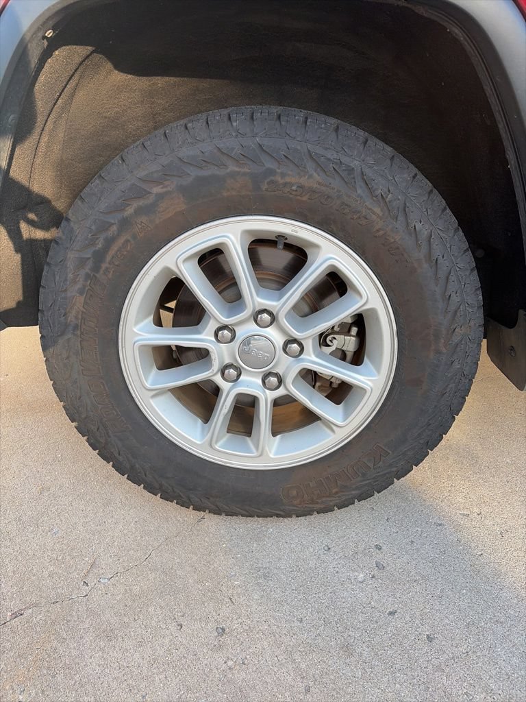 Used 2019 Jeep Grand Cherokee Laredo w/ Security & Convenience Group AWD/4WD image 17
