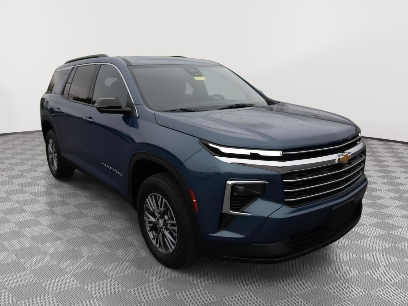 Used 2025 Chevrolet Traverse LT w/ Driver Confidence Package AWD/4WD image 3