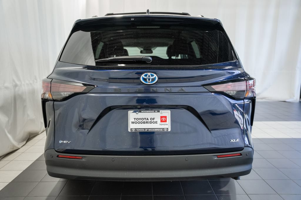 Used 2025 Toyota Sienna XLE FWD image 5
