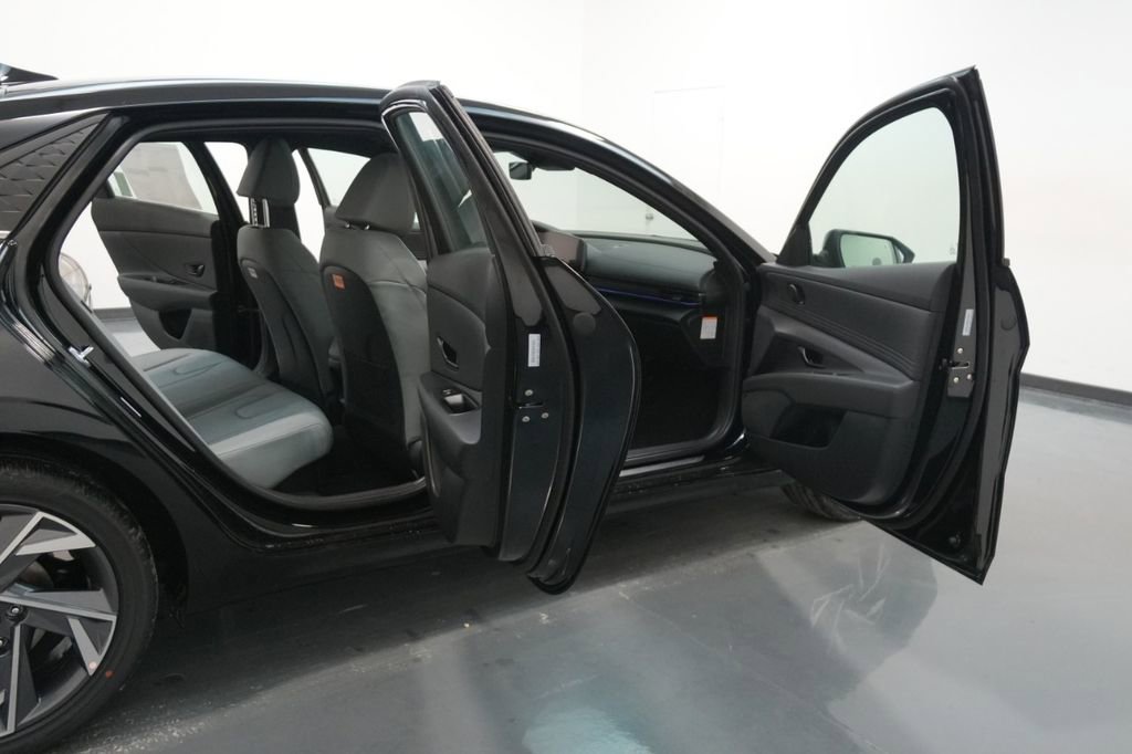 New 2025 Hyundai Elantra Limited image 39