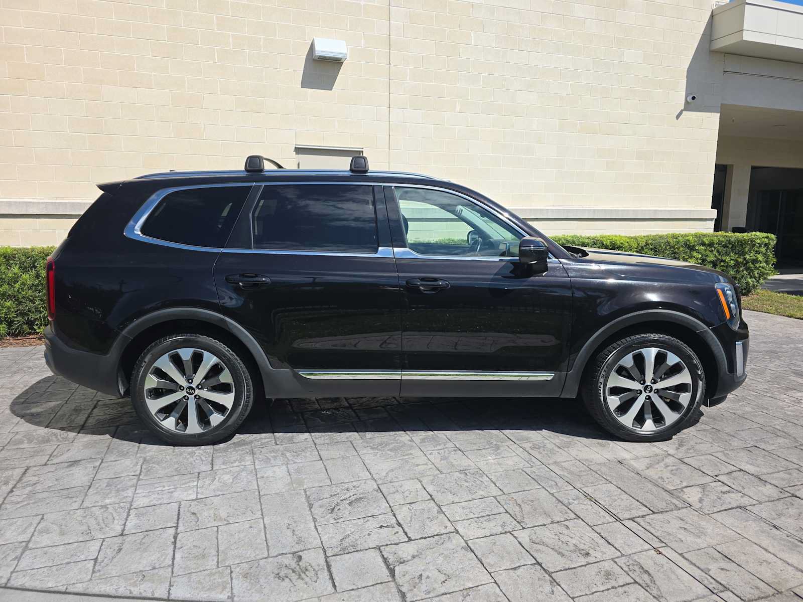 Used 2021 Kia Telluride EX w/ EX Premium Package FWD image 2