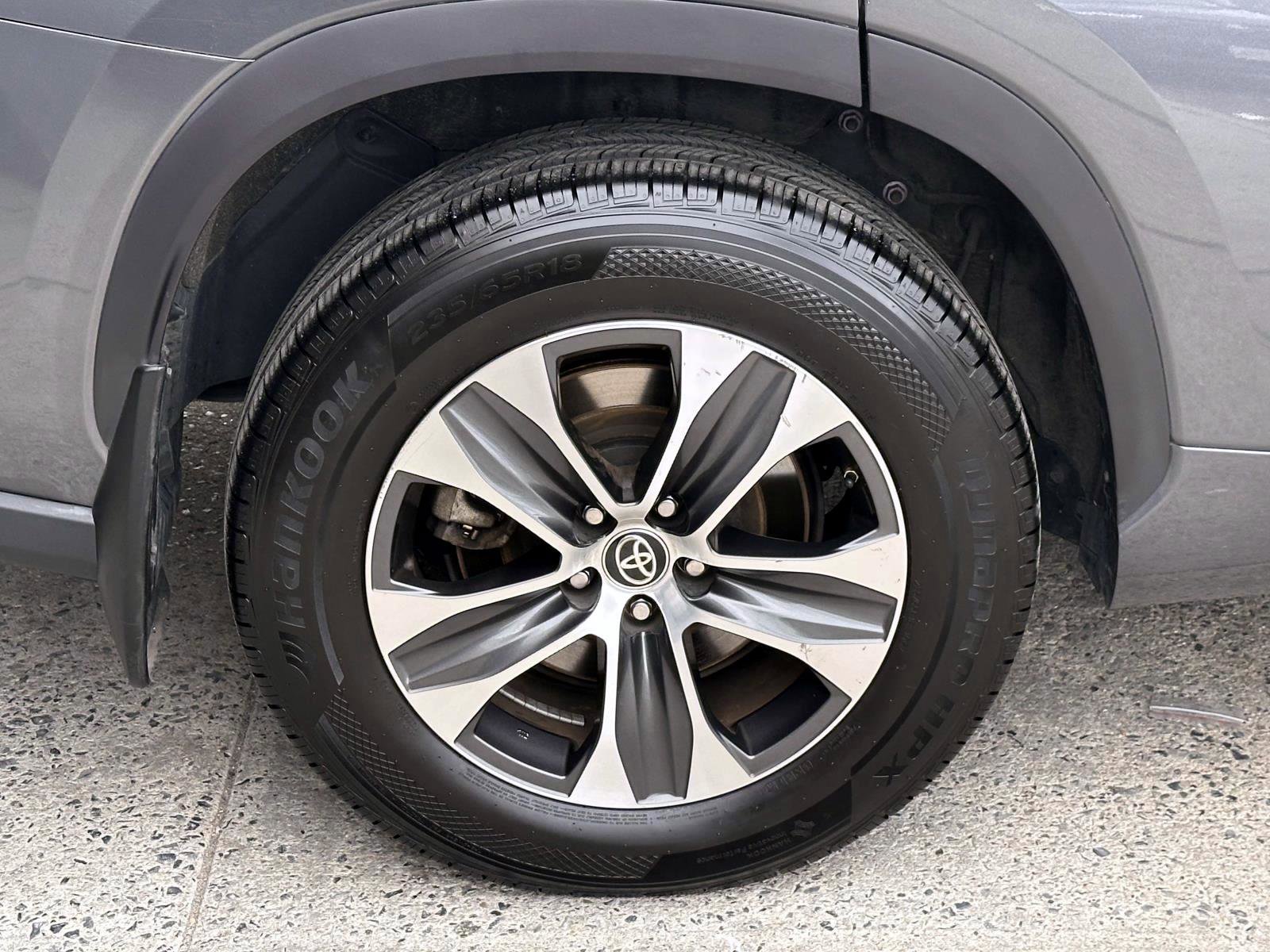 Certified 2020 Toyota Highlander XLE AWD/4WD image 11