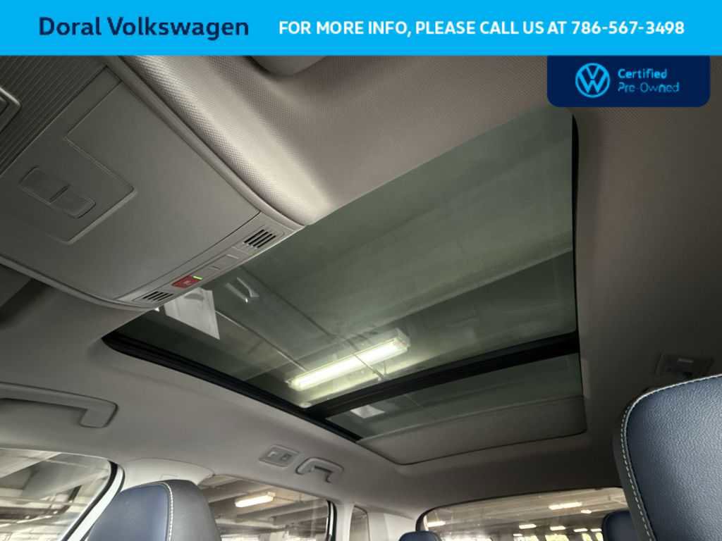 Used 2025 Volkswagen Taos SEL AWD/4WD image 17