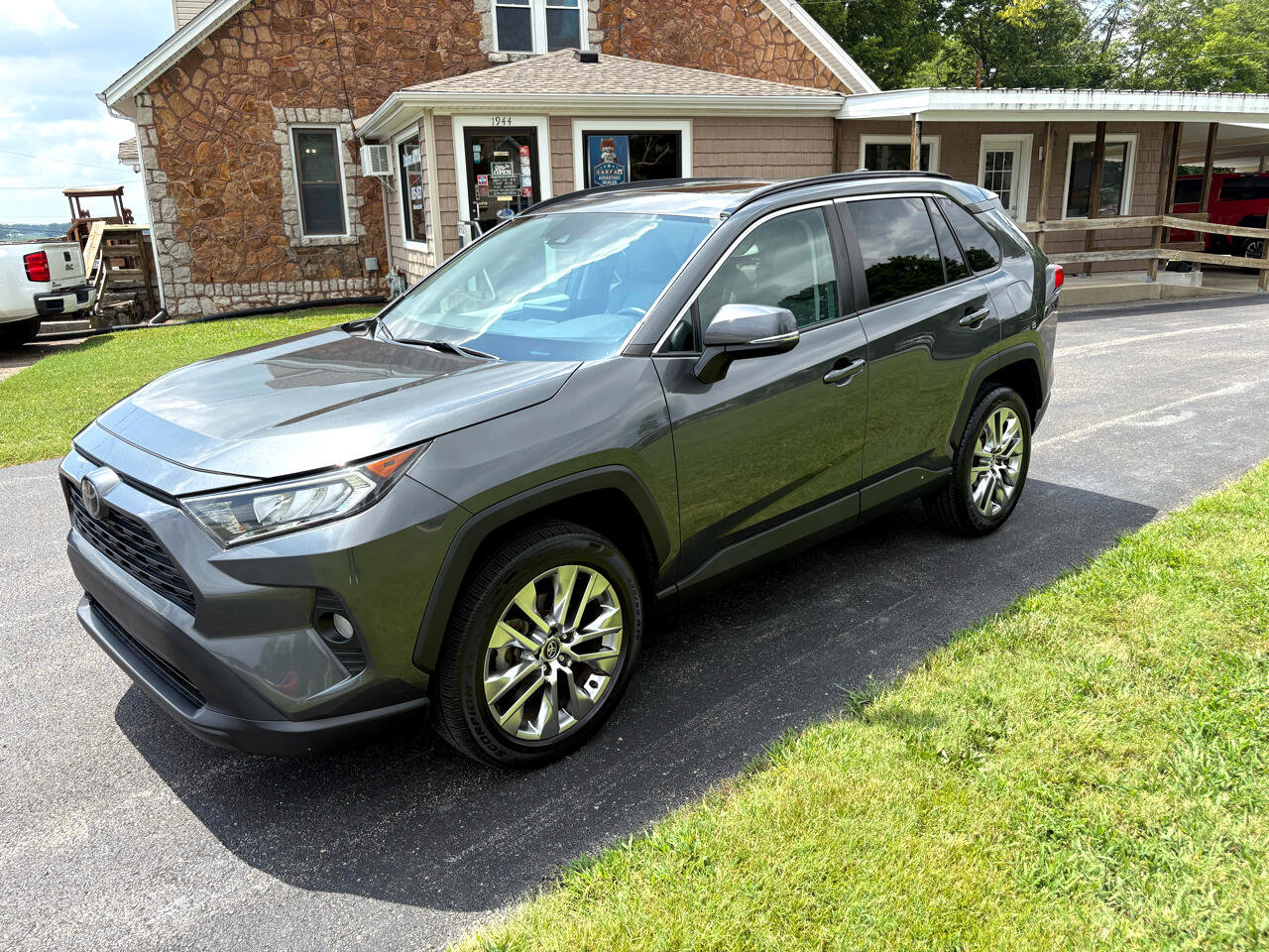 Used 2020 Toyota RAV4 XLE Premium image 1