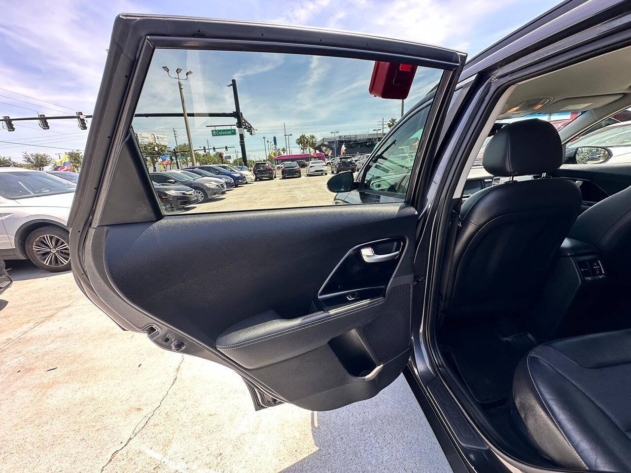 Used 2019 Kia Niro S Touring FWD image 3