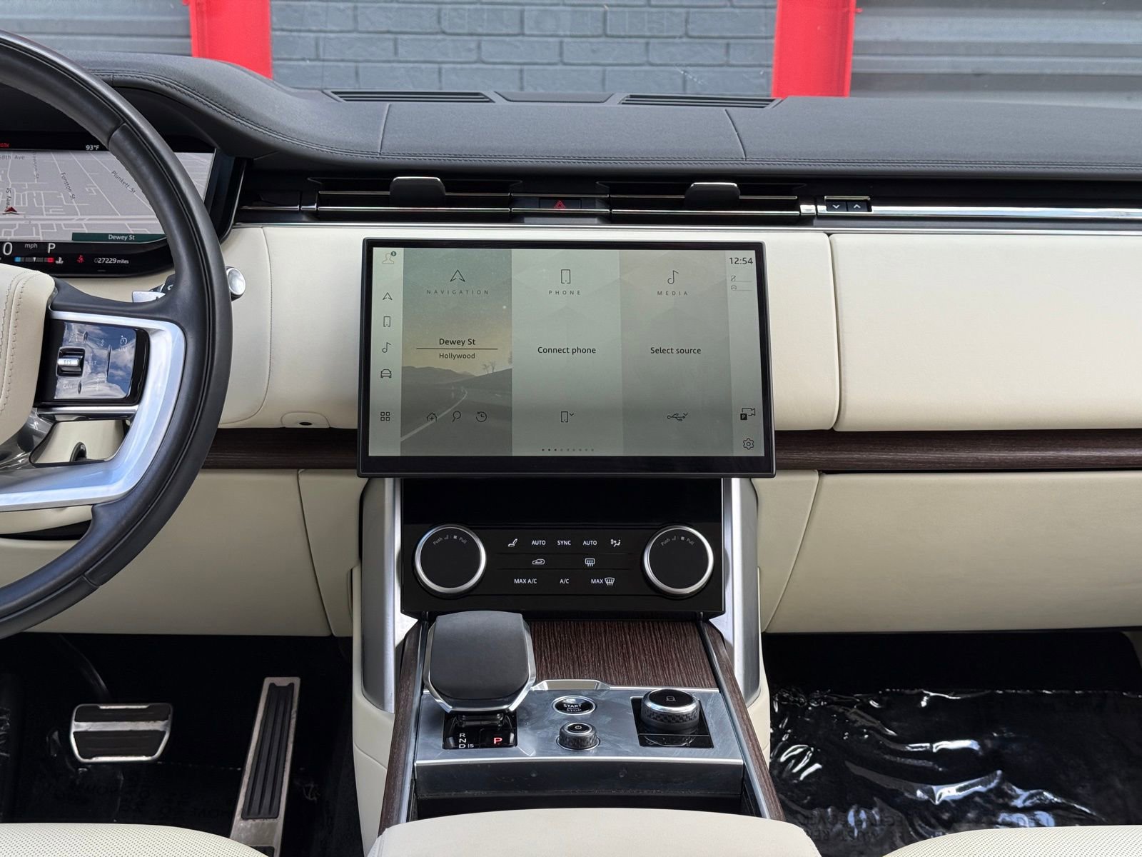 Used 2023 Land Rover Range Rover Long Wheelbase SE AWD/4WD image 32