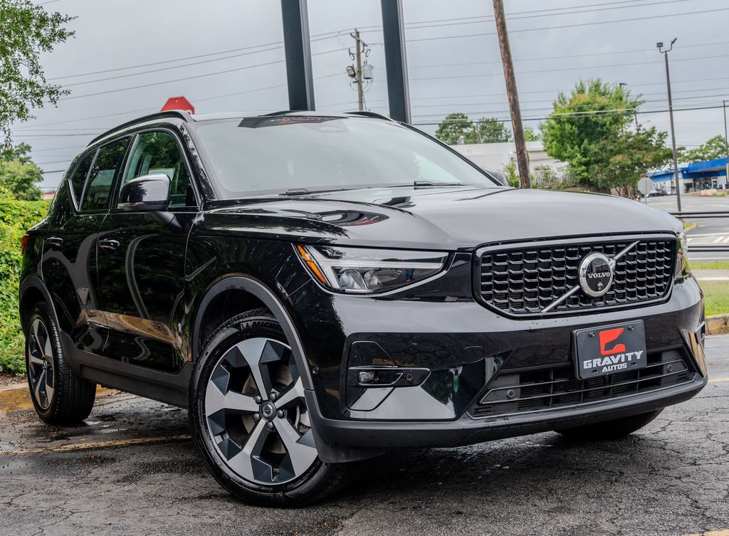 Used 2025 Volvo XC40 B5 Plus AWD/4WD image 3