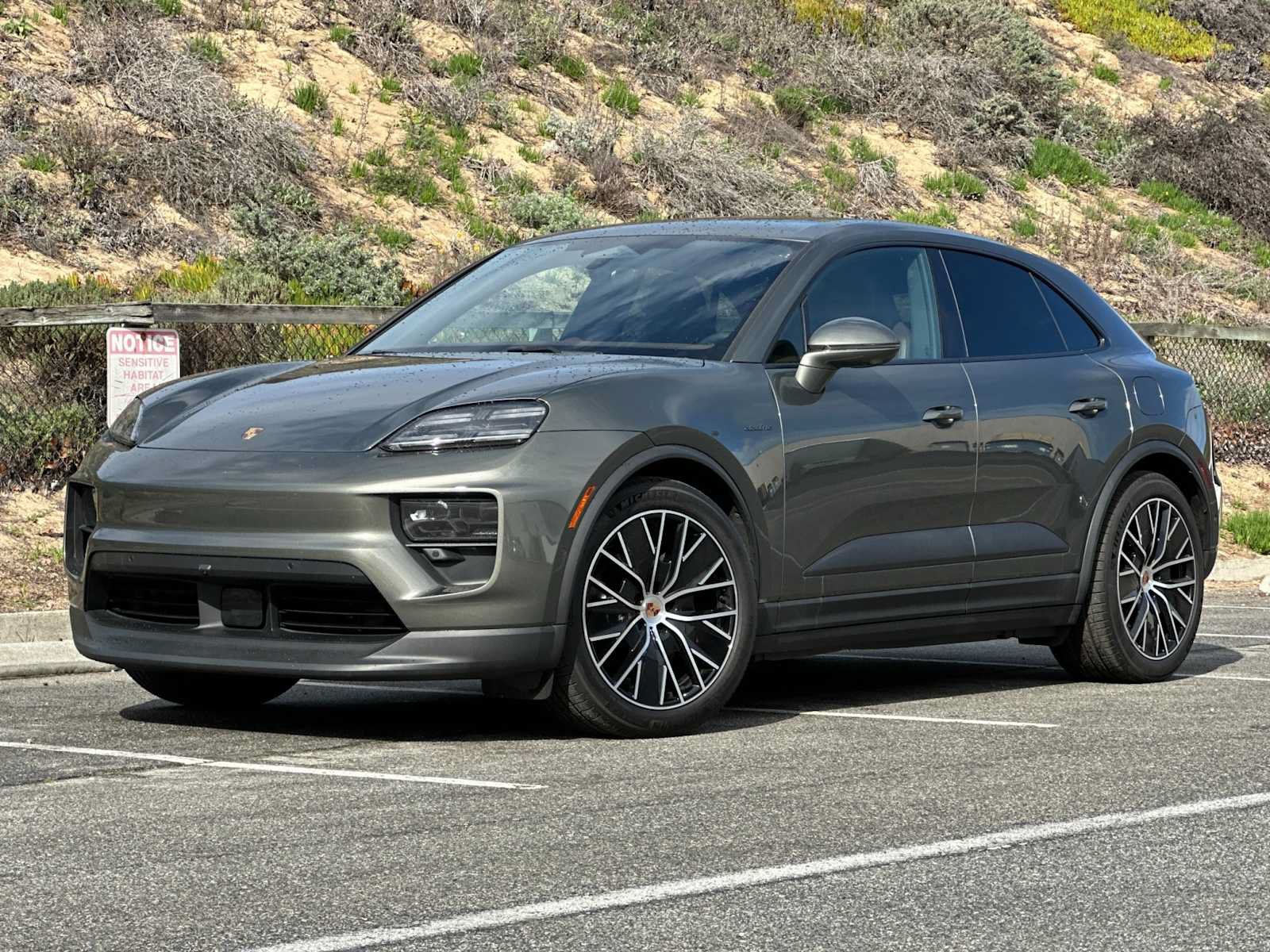 Certified 2025 Porsche Macan Electric RWD image 1