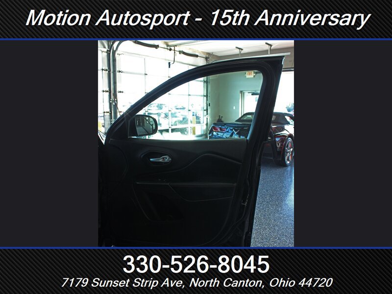 Used 2016 Jeep Cherokee Trailhawk AWD/4WD image 25