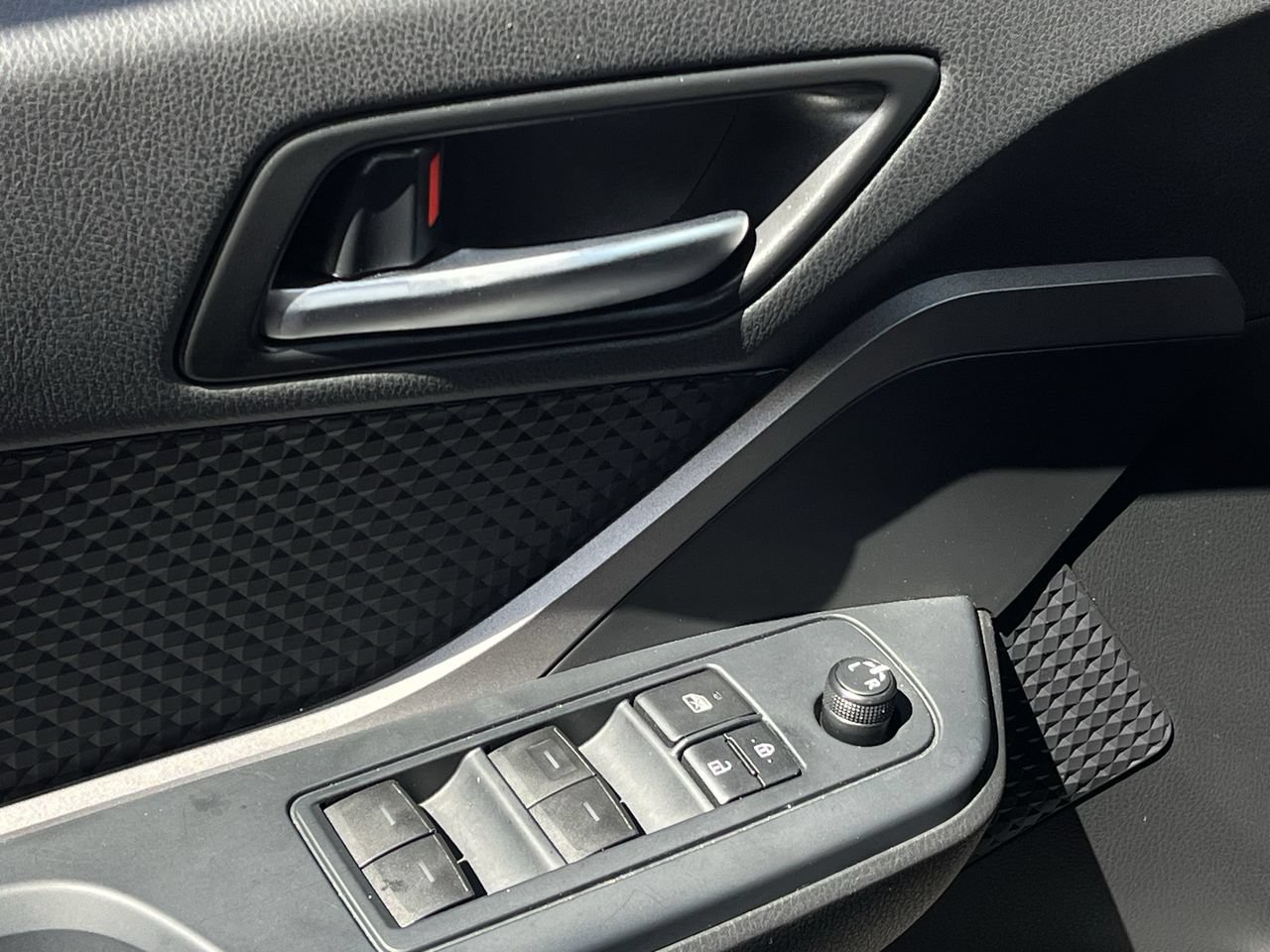 Used 2020 Toyota C-HR LE FWD image 23