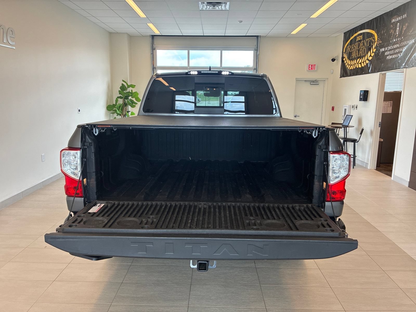Used 2024 Nissan Titan SV w/ SV Convenience Package AWD/4WD image 11