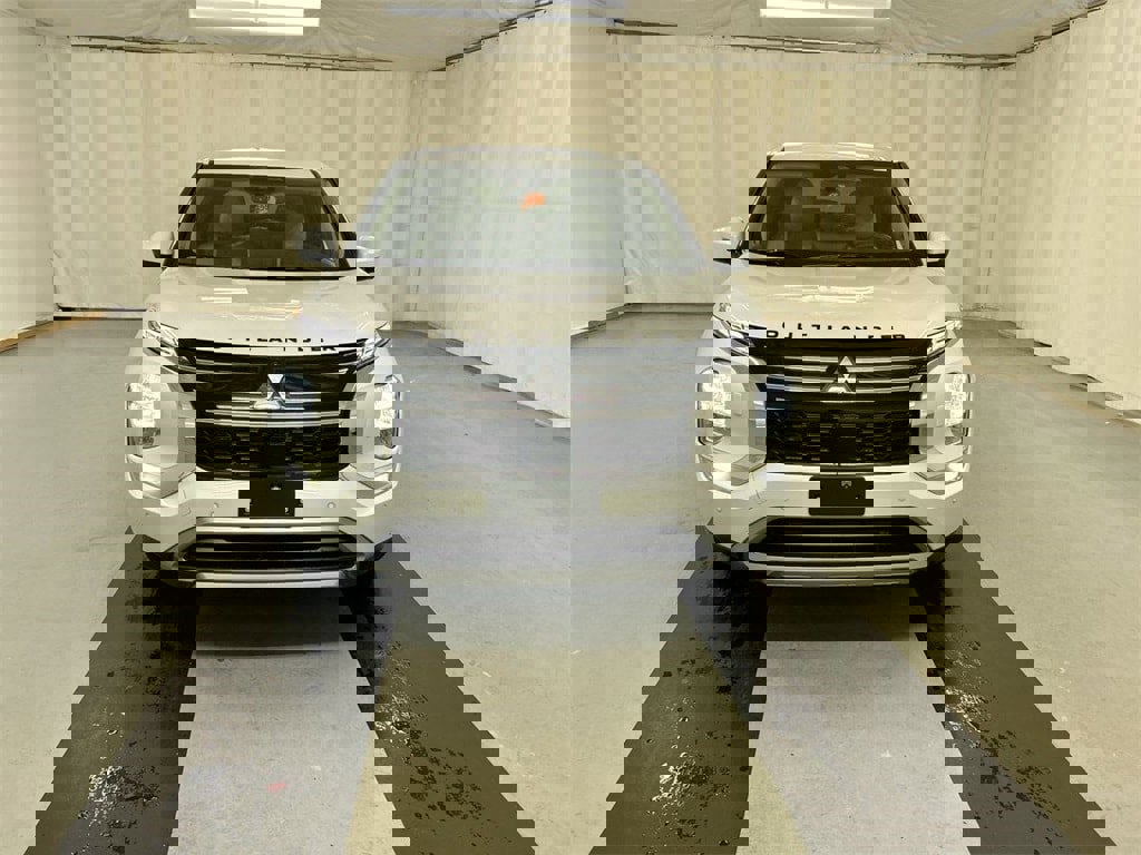 New 2025 Mitsubishi Outlander SE image 3