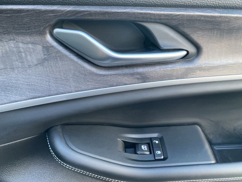 Used 2023 Jeep Grand Cherokee Limited w/ Black Appearance Package image 11