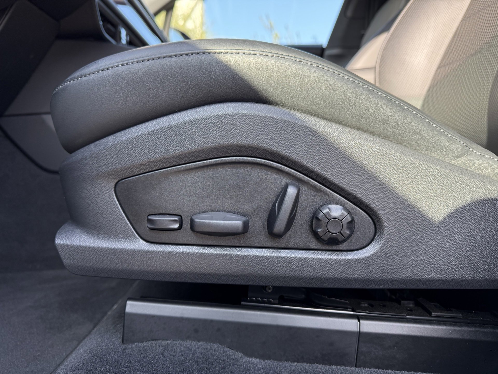 Used 2025 Porsche Macan Electric image 26