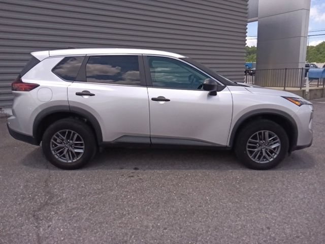 Used 2024 Nissan Rogue S AWD/4WD image 2