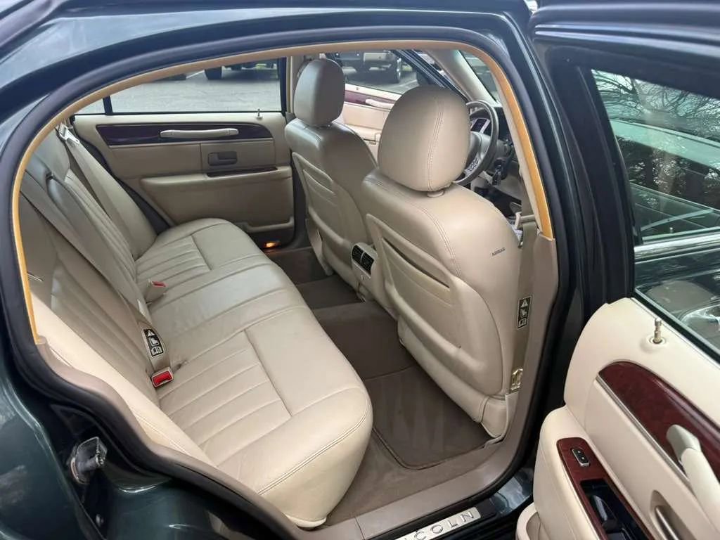 Used 2003 Lincoln Town Car Executive RWD image 16